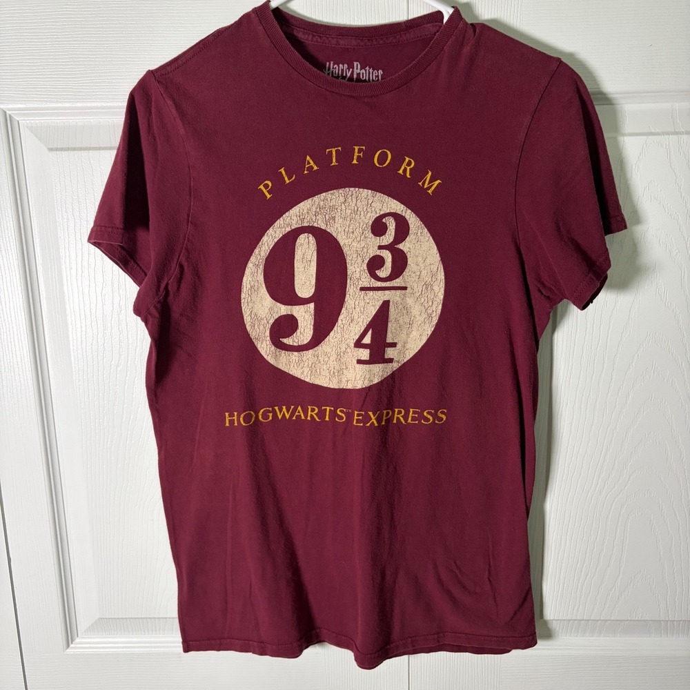 Harry Potter Platform 9 3/4 Hogwarts Express Maroon Graphic T-Shirt Small Cotton